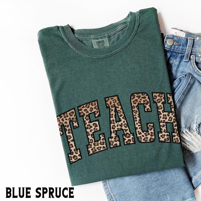 Koszula nauczycielska, koszulka Teach Comfort Colors® z nadrukiem w panterkę, koszulki dla nauczycieli z nadrukowanymi literami Varsity, prezent z podziękowaniami Blue Spruce
