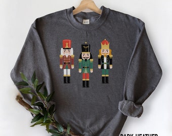 Felpa vintage natalizia Schiaccianoci, colori comodi, girocollo, maglietta per feste natalizie, maglione natalizio, camicia da balletto Schiaccianoci, regalo Cottagecore - Italia