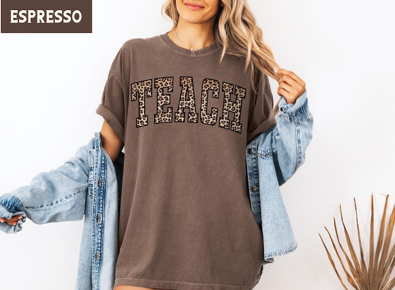Koszula nauczycielska, koszulka Teach Comfort Colors® z nadrukiem w panterkę, koszulki dla nauczycieli z nadrukowanymi literami Varsity, prezent z podziękowaniami Espresso
