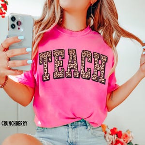 Koszula nauczycielska, koszulka Teach Comfort Colors® z nadrukiem w panterkę, koszulki dla nauczycieli z nadrukowanymi literami Varsity, prezent z podziękowaniami Crunchberry
