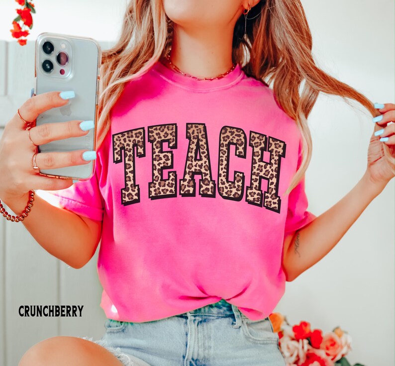 Koszula nauczycielska, koszulka Teach Comfort Colors® z nadrukiem w panterkę, koszulki dla nauczycieli z nadrukowanymi literami Varsity, prezent z podziękowaniami Crunchberry