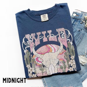 Camiseta del Salvaje Oeste, camiseta unisex bohemia con calavera de toro Comfort Colors®, camiseta de rodeo con vaca del desierto, regalos del Oeste Midnight