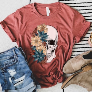 Blüten-Schädel-Shirt, Halloween-Shirt, Blumenschädel Boho-Grafik-T-Shirt, Frauen-Herbst-Shirt, Blumen-Schädel-Skelett-T-Shirt, Skelettblüten