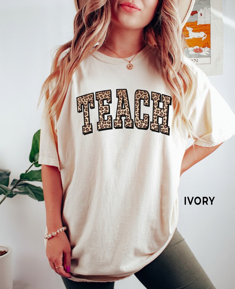 Koszula nauczycielska, koszulka Teach Comfort Colors® z nadrukiem w panterkę, koszulki dla nauczycieli z nadrukowanymi literami Varsity, prezent z podziękowaniami Ivory