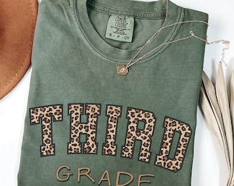 3年生用シャツ、コンフォートカラーズ®、3年生教師チームシャツ、かわいいヒョウ柄の新学期Tシャツ、3年生初日のキッズTシャツ
