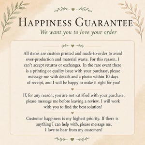 Może przedstawiać: Prostokątna grafika informacyjna z beżowym tłem i ciemnobrązowym tekstem zatytułowana Happiness Guarantee. Opisuje zasady dotyczące produkt&oacute;w na zam&oacute;wienie, zwrot&oacute;w, problem&oacute;w z jakością oraz obsługi klienta.