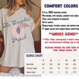 K&ouml;nnte beinhalten: Ein wei&szlig;es T-Shirt mit einem Pfirsich-Motiv und dem Text "The Graphic Peach". Das Shirt besteht aus 6,1 oz, 100% Ringspinn-Baumwolle und hat eine Unisex-Gr&ouml;&szlig;entabelle mit Ma&szlig;en in Zoll.