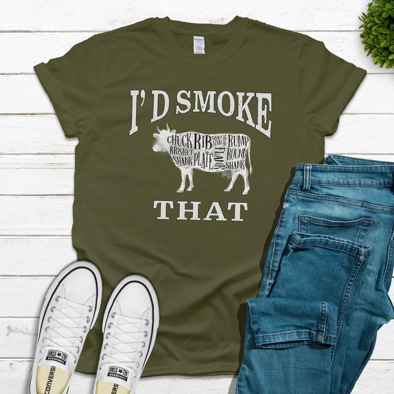 Puede incluir: Una camiseta verde con el texto "I'd Smoke That" y una silueta de una vaca con los diferentes cortes de carne etiquetados.