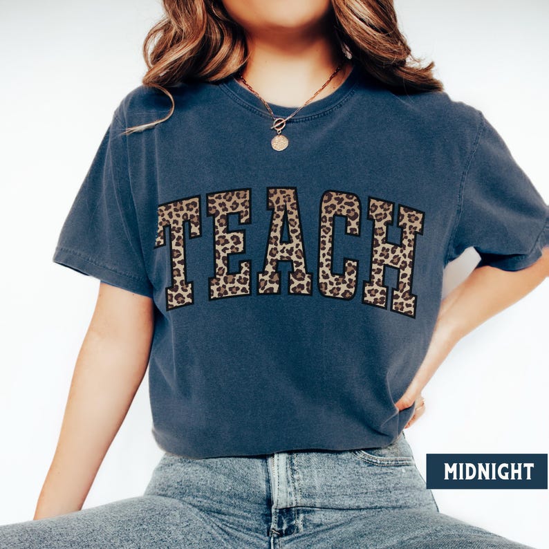 Koszula nauczycielska, koszulka Teach Comfort Colors® z nadrukiem w panterkę, koszulki dla nauczycieli z nadrukowanymi literami Varsity, prezent z podziękowaniami Midnight
