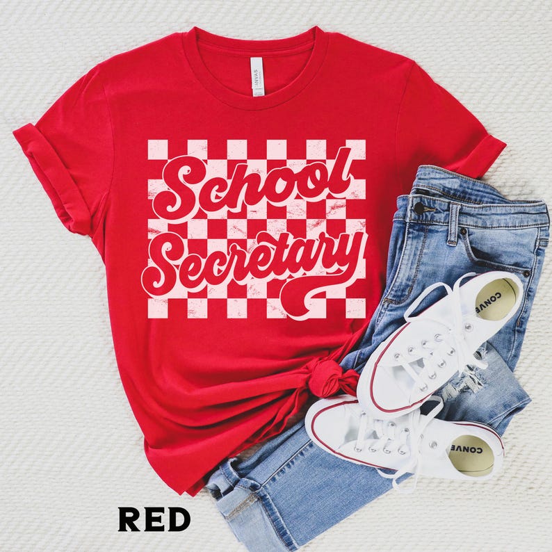 Peut inclure: T-shirt rouge avec un fond &agrave; carreaux blancs et le texte "School Secretary" dans une police r&eacute;tro.