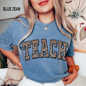 Koszula nauczycielska, koszulka Teach Comfort Colors® z nadrukiem w panterkę, koszulki dla nauczycieli z nadrukowanymi literami Varsity, prezent z podziękowaniami Blue Jean