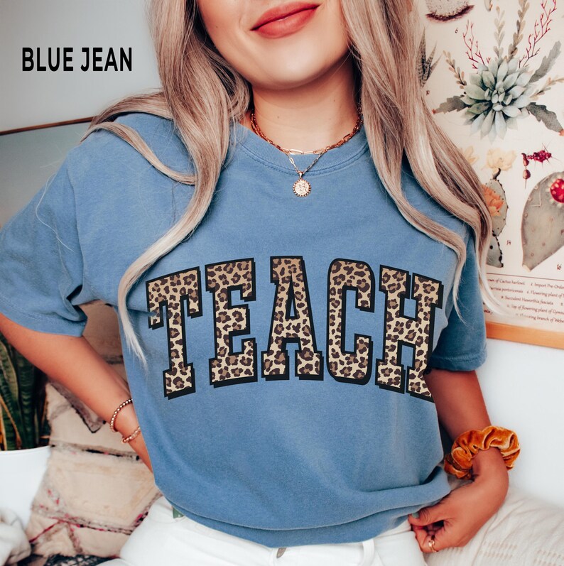 Koszula nauczycielska, koszulka Teach Comfort Colors® z nadrukiem w panterkę, koszulki dla nauczycieli z nadrukowanymi literami Varsity, prezent z podziękowaniami Blue Jean