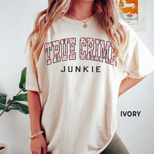 True Crime Junkie Shirt, Comfort Colors® Murder Filme zeigen Podcast Serienmörder T-Shirt, Mystery Liebhaber Geschenke Ivory
