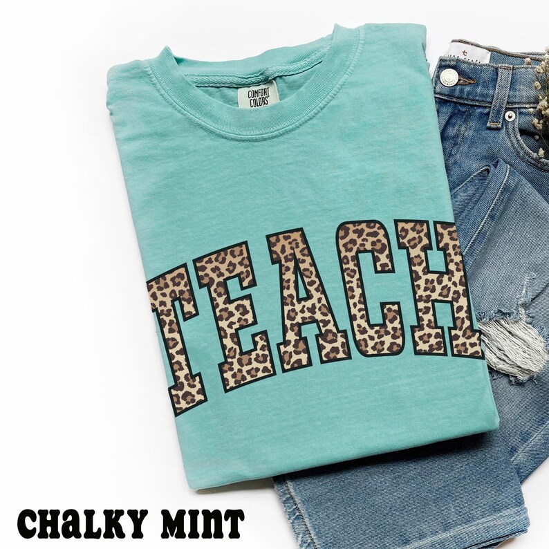 Koszula nauczycielska, koszulka Teach Comfort Colors® z nadrukiem w panterkę, koszulki dla nauczycieli z nadrukowanymi literami Varsity, prezent z podziękowaniami Chalky Mint