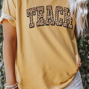 Koszula nauczycielska, koszulka Teach Comfort Colors® z nadrukiem w panterkę, koszulki dla nauczycieli z nadrukowanymi literami Varsity, prezent z podziękowaniami Mustard