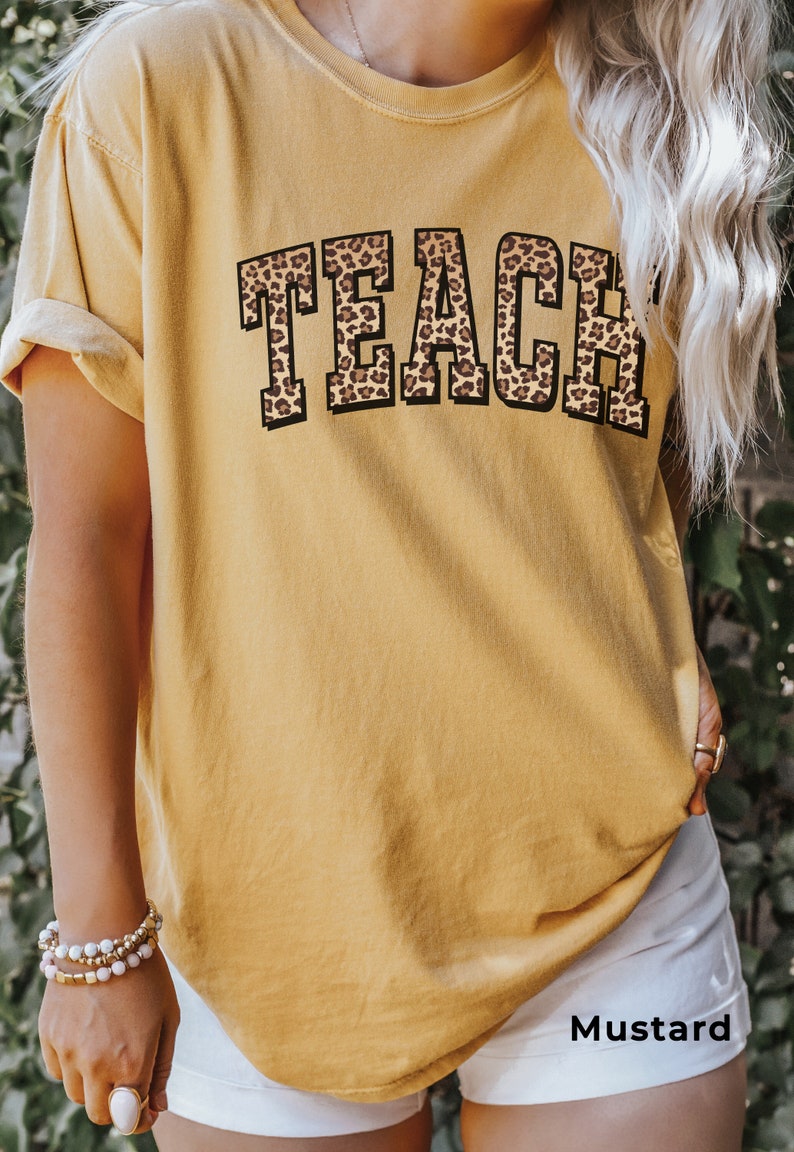 Koszula nauczycielska, koszulka Teach Comfort Colors® z nadrukiem w panterkę, koszulki dla nauczycieli z nadrukowanymi literami Varsity, prezent z podziękowaniami Mustard