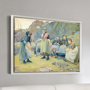 Könnte beinhalten: Ein weißes Sofa mit zwei Kissen, ein Couchtisch aus Holz und ein gerahmtes Gemälde von Frauen am Strand. Das Gemälde ist in einem hellen Holzrahmen und zeigt Frauen in traditioneller Kleidung.