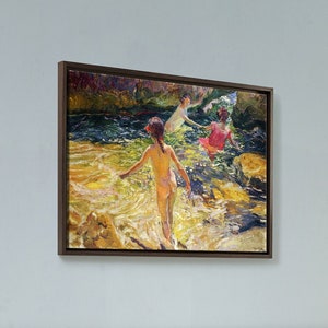 Peut inclure: Un cadre de lit en bois avec une finition brun clair. Le lit a une tête de lit avec un design à lattes horizontales. Le lit est fait avec une couette rayée blanche et beige et une couverture grise. Il y a une table de chevet à côté du lit avec une lampe dessus. Un tableau encadré de trois personnes dans un plan d'eau est accroché au mur derrière le lit.