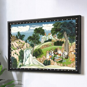 Può includere: Un dipinto incorniciato che rappresenta una scena colorata con persone riunite in un lussureggiante paesaggio verde. Il dipinto è posto contro un muro bianco e presenta una cornice nera con un bordo decorativo.