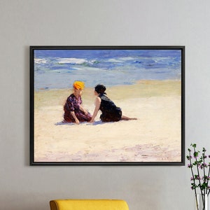 Puede incluir: Una pintura de dos mujeres sentadas en una playa. La mujer de la izquierda lleva un sombrero amarillo y un vestido morado. La mujer de la derecha lleva un vestido negro. El océano está en el fondo.
