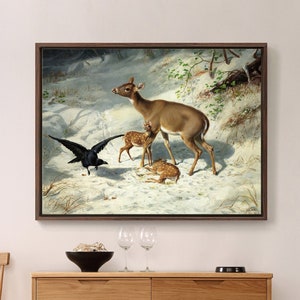 Könnte beinhalten: Ein Gemälde, das eine Hirschkuh und zwei Kitze in einer verschneiten Waldlandschaft zeigt. Ein schwarzer Rabe sitzt in der Nähe auf dem Boden.