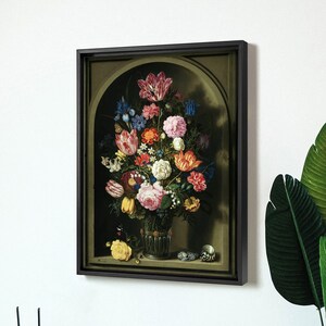 Puede incluir: Una pintura al óleo enmarcada de un bodegón con un jarrón de flores coloridas en un nicho. Las flores incluyen rosas, tulipanes y otras flores en tonos de rosa, rojo, blanco y amarillo. El jarrón es verde y se encuentra en una repisa con algunos objetos pequeños.