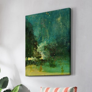 Pode incluir: Uma pintura abstrata verde e amarela com uma superfície texturizada pendurada em uma parede branca acima de uma poltrona azul-esverdeada com uma almofada listrada vermelha e branca.