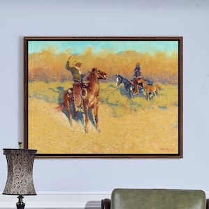 Puede incluir: Una pintura al óleo vintage que representa a dos vaqueros a caballo cabalgando por un paisaje desértico. La pintura está enmarcada en un marco de madera oscura y tiene una paleta de colores cálida y terrosa.