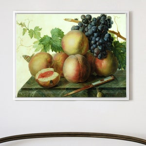 Puede incluir: Una pintura de bodegón con melocotones y uvas sobre una superficie de mármol. Los melocotones están maduros y jugosos, algunos están cortados. Las uvas son de color morado oscuro y están dispuestas en un racimo. Un pequeño cuchillo está sobre la superficie.
