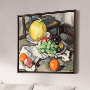 Könnte beinhalten: Ein Stillleben mit einer gelben Melone, grünen Trauben, roten und orangen Früchten auf einer weißen Tischdecke. Die Früchte sind in einer Schale auf einem Tisch mit einem Holzstuhl im Hintergrund angeordnet.
