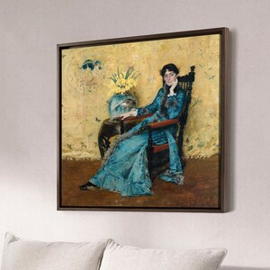 Könnte beinhalten: Ein Gemälde einer Frau in einem blauen Kleid, die auf einem Stuhl sitzt. Sie hält eine Blume in der Hand und blickt zur Seite. Der Hintergrund ist eine gelbe Wand mit einem Blumenmuster.