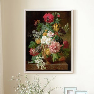 Puede incluir: Una pintura enmarcada de un bodegón con un jarrón lleno de flores de colores, incluyendo amapolas rojas, tulipanes blancos y peonías rosas. El jarrón es marrón y se encuentra sobre una repisa de piedra.