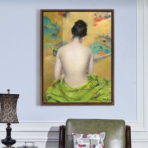 Puede incluir: Una pintura de una mujer sentada de espaldas al espectador, vestida con una túnica verde y dorada. La pintura está enmarcada en un marco de madera marrón.