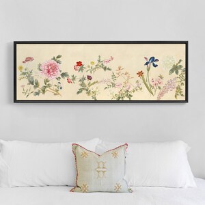 Puede incluir: Una impresión enmarcada de una ilustración botánica vintage que presenta una variedad de flores en tonos de rosa, rojo, azul y blanco. Las flores están dispuestas en una línea horizontal sobre un fondo crema.