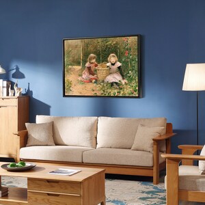 Puede incluir: Una pintura de dos ni&ntilde;as en un entorno de jard&iacute;n. Las ni&ntilde;as llevan vestidos y sostienen una cesta. La pintura est&aacute; enmarcada en negro y cuelga de una pared azul.