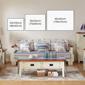 Puede incluir: Un sof&aacute; blanco con cojines y almohadas a rayas azules y blancas con un dise&ntilde;o de impresi&oacute;n de peri&oacute;dico. El sof&aacute; est&aacute; frente a una pared con tres cuadros enmarcados. Los cuadros miden 24x18 pulgadas (60x45 cm), 30x24 pulgadas (76x60 cm) y 40x30 pulgadas (100x76 cm). El sof&aacute; mide 78 pulgadas (200 cm) de ancho.