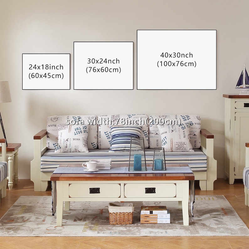 Puede incluir: Un sof&aacute; blanco con cojines y almohadas a rayas azules y blancas con un dise&ntilde;o de impresi&oacute;n de peri&oacute;dico. El sof&aacute; est&aacute; frente a una pared con tres cuadros enmarcados. Los cuadros miden 24x18 pulgadas (60x45 cm), 30x24 pulgadas (76x60 cm) y 40x30 pulgadas (100x76 cm). El sof&aacute; mide 78 pulgadas (200 cm) de ancho.