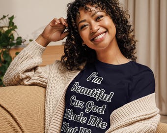 リラックスフィットのコットンTシャツ：「神様が私をそのように創ったから、私は美しい」グラフィックTシャツ