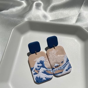 PRÉCOMMANDE Boucles d&#39;oreilles pendantes inspirées de Kanagawa en pâte polymère Hokusai | Cadeaux pour les amateurs d&#39;art | Accessoires pour enseignants