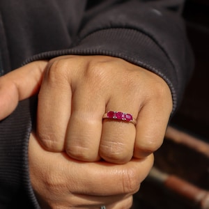 Anello da donna con 3 pietre in rubino naturale - Anello in argento sterling 925 - Delicato gioiello per anniversario e pietra portafortuna - Anello minimalista con pietra preziosa