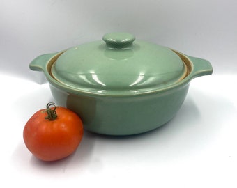 Denby Manor Green 2.5 pint casserole dish with lid. Made in England. Mid century