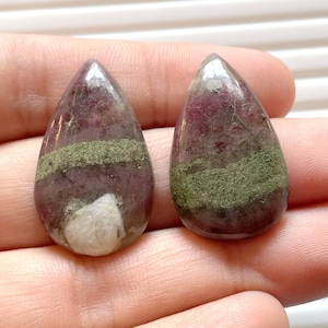 Naturalne kaboszony z rubinowego zoisytu: para gładkich kamieni w kształcie gruszki do wyrobu biżuterii (31-32 mm)