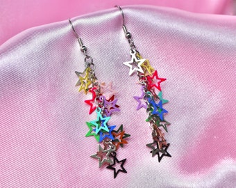 Regenboogkleurige oorbellen met sterrenketting in jaren 80 discostijl, stalen haakjes, delicate filigraan sterren, kleurrijke festivalsieraden, retro dansfeest, leuk cadeau