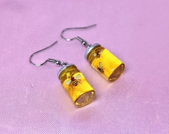 Honigglas-Ohrringe, silberne Edelstahl-Haken, Glas goldener Nektar, niedliches Lebensmittel Schmuck, Sommer-Nostalgie, lustiges schrulliges Imker-Geschenk