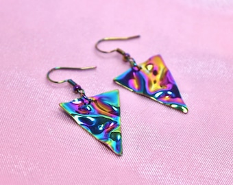 Regenboog driehoek oorbellen, gekreukeld iriserend roestvrij staal, stoere geometrische sieraden, cyberpunk esthetiek, modern minimalistisch cadeau