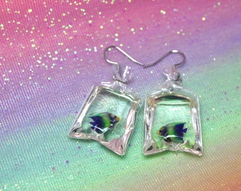 Tropische vissen in een tas Oorbellen, stalen haken, oceaan, zeeleven, koraalrif, eigenzinnig aquariaanaccessoire, leuk ongewoon cadeau voor vissen