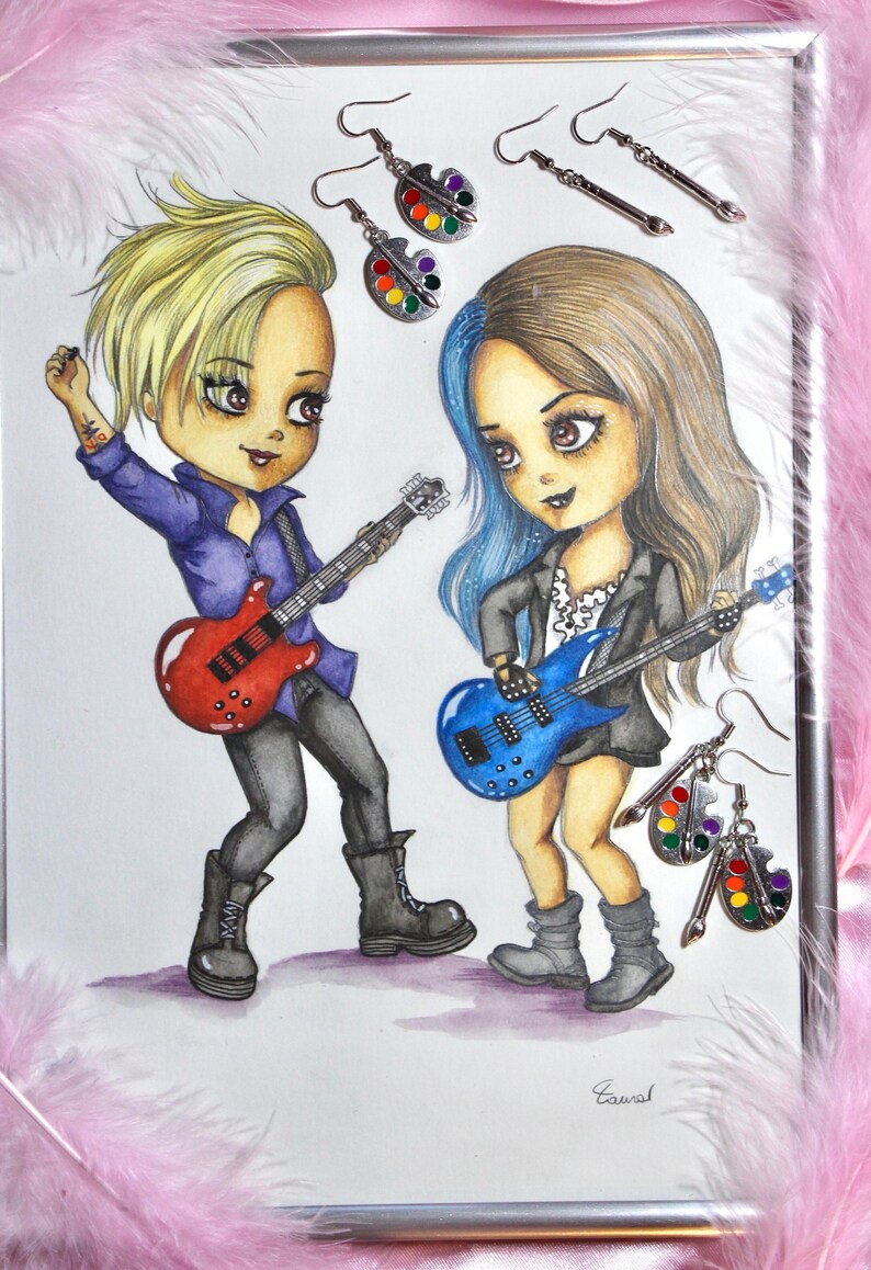 Op de afbeelding: Twee cartoonfiguren, een met blond haar en een met blauw en bruin haar, spelen elektrische gitaren. De blonde figuur draagt een paars shirt en een zwarte broek. De figuur met blauw en bruin haar draagt een zwart jack en een wit shirt. Beide figuren dragen zwarte laarzen. De achtergrond is wit met zilveren verfpalette-oorbellen.