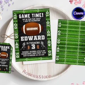 Op de afbeelding: Groene en zwarte voetbal-thema verjaardagsuitnodiging met een voetbalafbeelding en de tekst "Game Time! Put on your team jersey & join the celebration." De uitnodiging bevat ook de naam "Edward" en de leeftijd "3".
