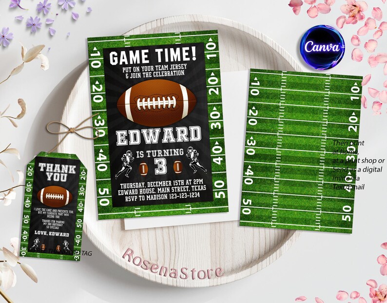 Op de afbeelding: Groene en zwarte voetbal-thema verjaardagsuitnodiging met een voetbalafbeelding en de tekst "Game Time! Put on your team jersey & join the celebration." De uitnodiging bevat ook de naam "Edward" en de leeftijd "3".
