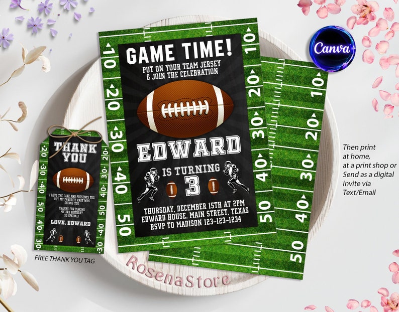 Op de afbeelding: Een groene en zwarte voetbal-thema verjaardagsuitnodiging met een voetbalafbeelding en de tekst "Game Time! Put on your team jersey & join the celebration." De uitnodiging bevat ook de naam "Edward" en de leeftijd "3".
